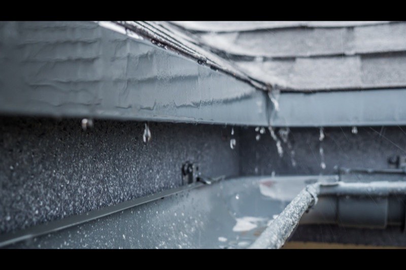 Sealing a leaking gutter seam