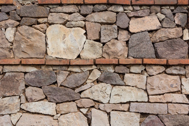 Natural stone veneer wall